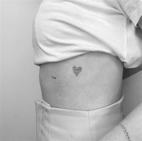 Tatuajes pequeños en el pecho para mujeres。